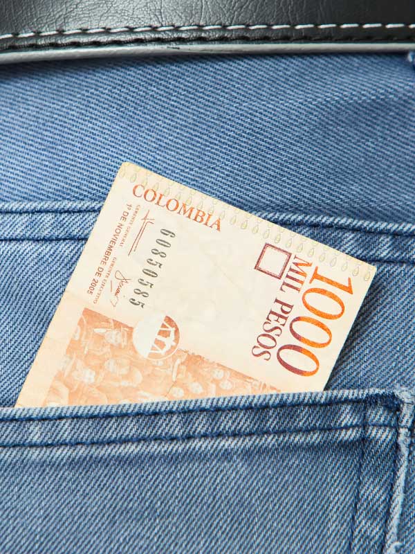 tysiąc kolumbijskich pesos w kieszeni dżinsów