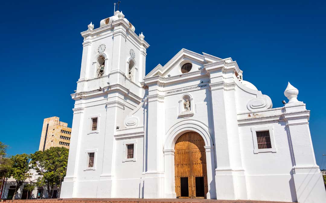 biała kolonialna katedra