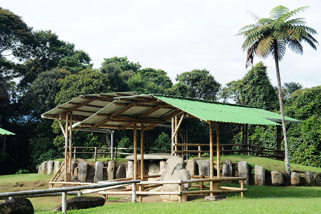 kamienny grobowiec z figurami pod zadaszeniem zrobionym z bambusa