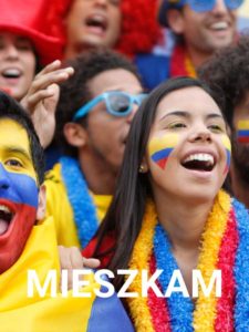 roześmiani kibice kolumbijscy w narodowych barwach