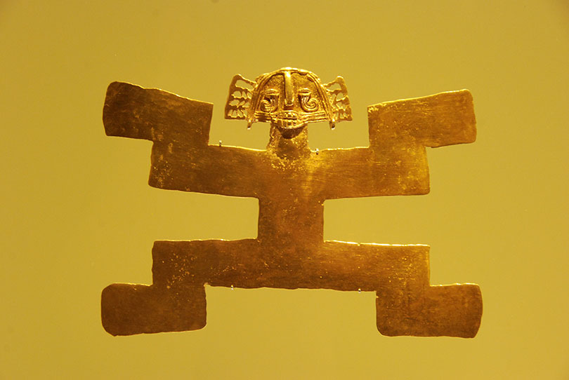 Ozdobna figura ze złota przedstawiająca człowieka jaguara