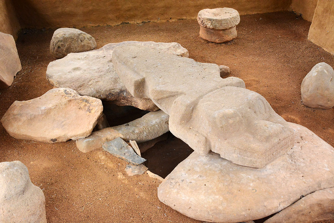 grobowiec z kamienną przykrywą w postaci krokodyla