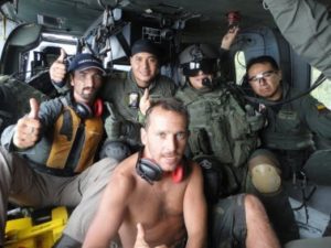 Grupa mężczyzn w środku helikoptera